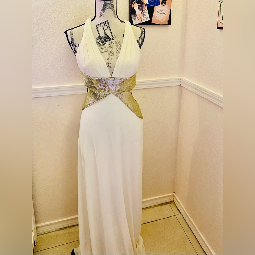 Adrianna Papell 
Size 8 fits true to size 
Has a very sexy open back